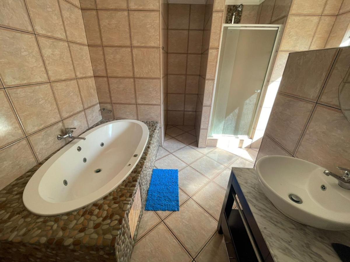 The Black Crown Hotel Hartbeespoort Luaran gambar
