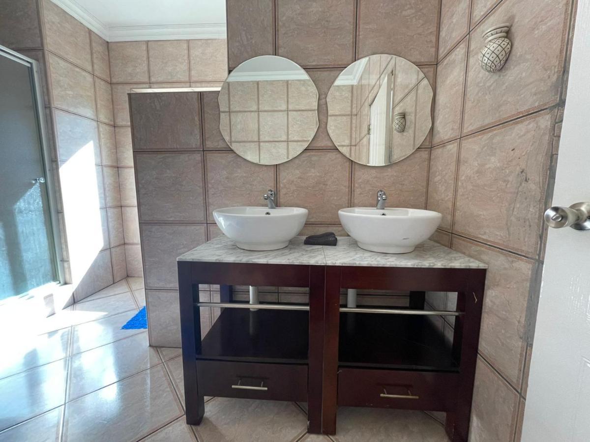 The Black Crown Hotel Hartbeespoort Luaran gambar