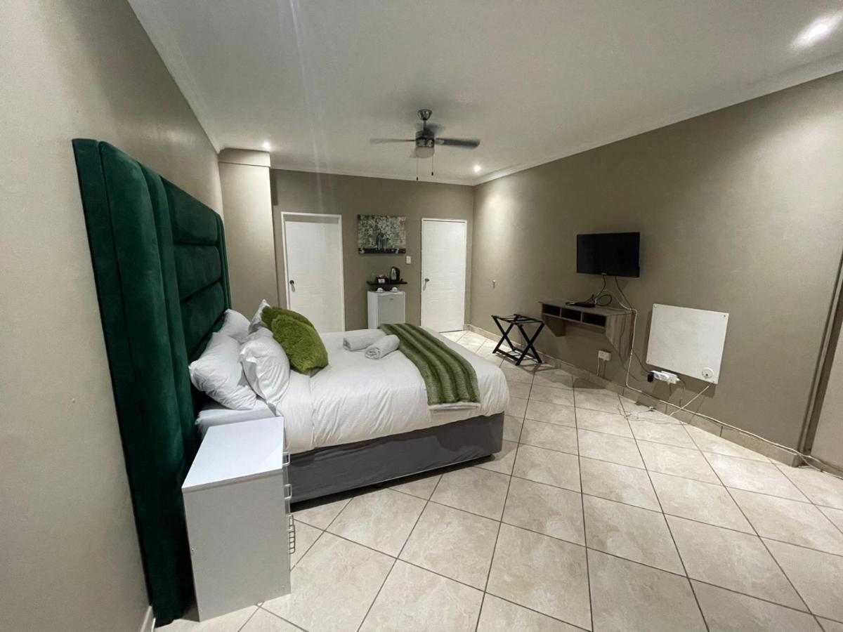 The Black Crown Hotel Hartbeespoort Luaran gambar