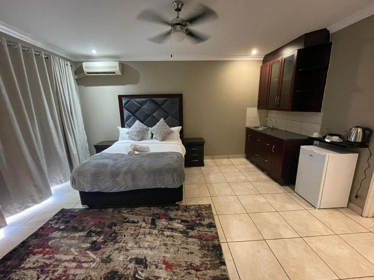 The Black Crown Hotel Hartbeespoort Luaran gambar