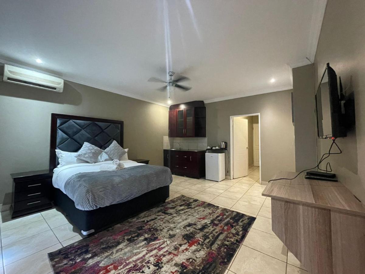 The Black Crown Hotel Hartbeespoort Luaran gambar